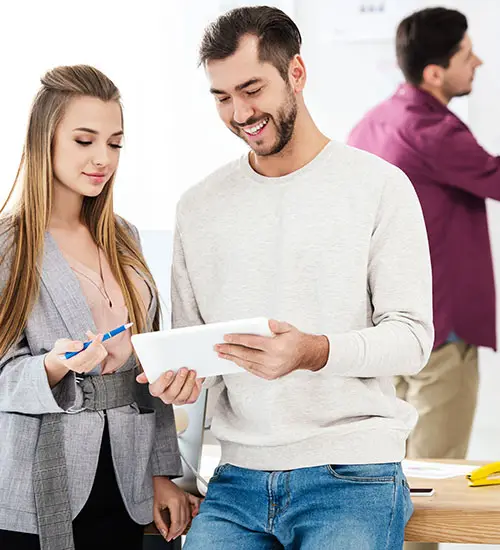 un homme en haut blanc qui tient une feuille de papier avec une femme, un homme en haut rouge se trouve en arrière plan, courtier assurance vie luxembourg