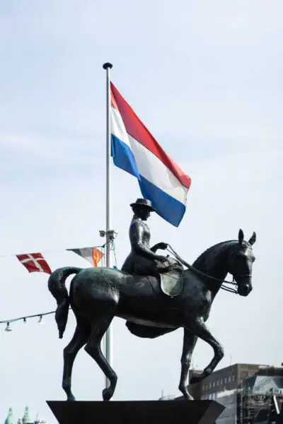 statue équestre noir avec un drapeau du luxembourg, assurance vie luxembourg
